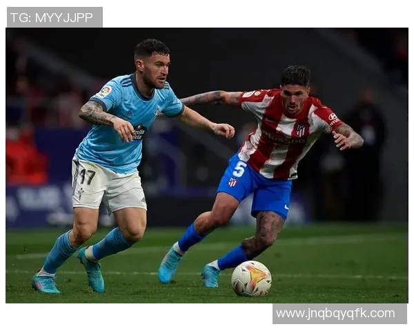 足球明星照片摆件打造个性化家居装饰提升球迷生活品质